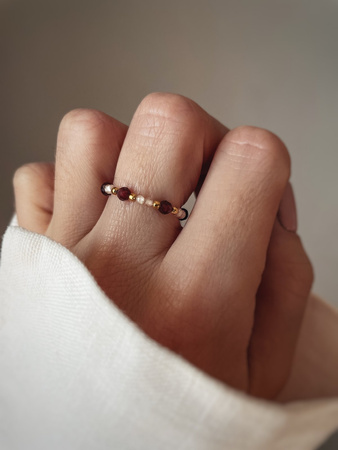 Pierścionek elastyczny kamienie naturalne cyrkonia beżowa i granat