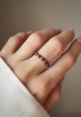 Pierścionek elastyczny kamienie naturalne granat