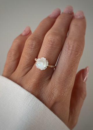 Pierścionek elastyczny opal, róża z masy perłowej, ochrona, optymizm, dobrobyt, pewność siebie