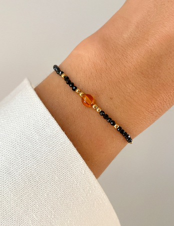 Bransoletka na nici z czarnym turmalinem i bursztynem koniak