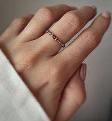 Elastic ring with natural amethyst stones