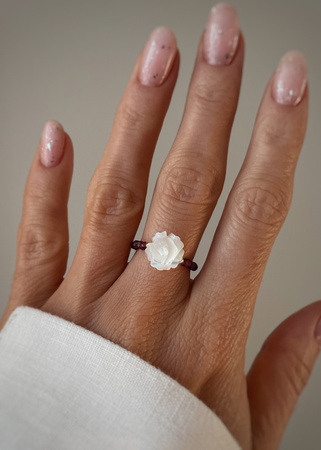 Pierścionek elastyczny granat, róża z masy perłowej, obfitość, odwaga, pewność siebie