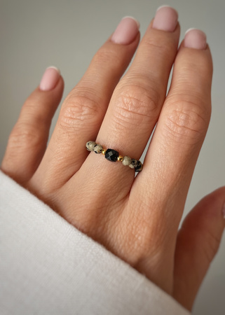 Pierścionek elastyczny czarny turmalin jaspis dalmatyński