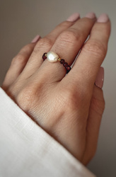 Elastic ring with natural stones, garnet and pearl