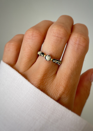 Elastic ring with natural lapis lazuli stones and pearl