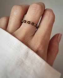 Elastic ring with natural smoky quartz stones