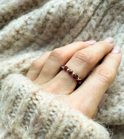 Pierścionek elastyczny kamienie naturalne granat