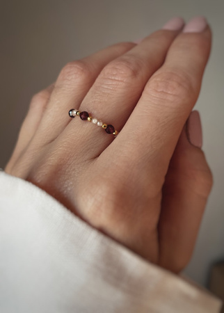 Pierścionek elastyczny kamienie naturalne cyrkonia beżowa i granat