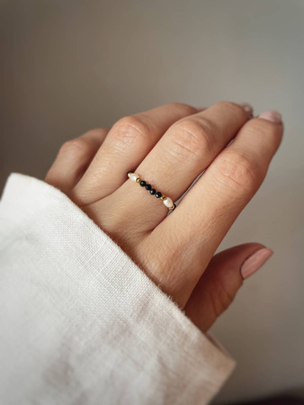 Elastic ring with natural spinel stones and pearls