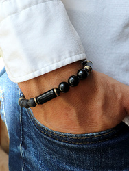 Bracelet on an elastic band with khaki cubic zirconia and natural pearl