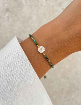 Bransoletka na nici z turkusu z kwiatkiem z masy perłowej  - kreatywność, wyobraźnia, przyjaźń