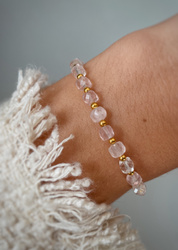 Bracelet on an elastic band with khaki cubic zirconia and natural pearl