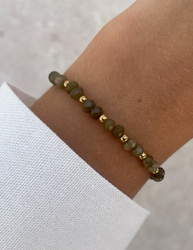 Bracelet on an elastic band with khaki cubic zirconia and natural pearl