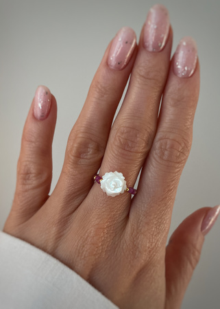 Pierścionek elastyczny różowy turmalin, rubin, róża masa perłowa, ochrona, bogactwo