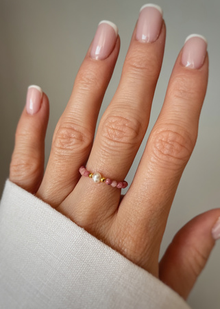 Pierścionek elastyczny rodonit perła naturalna