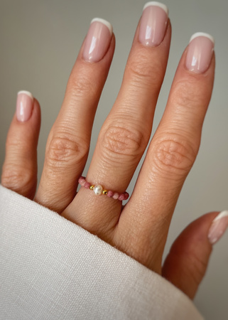 Pierścionek elastyczny rodonit perła naturalna