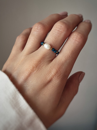 Elastic ring with natural lapis lazuli stones and pearl