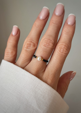 Pierścionek elastyczny spinel z perłą