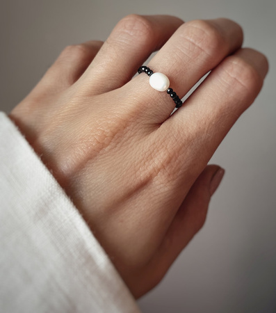 Pierścionek elastyczny spinel czarny z perłą