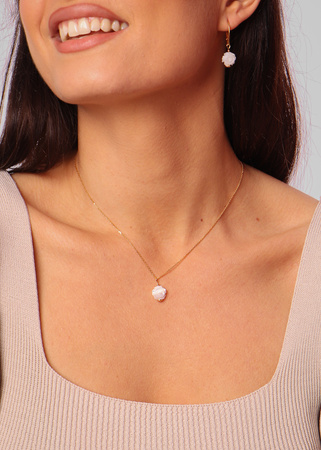 Łańcuszek z zawieszką róża masa perłowa