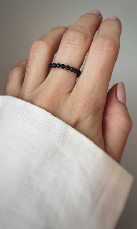 Elastic ring with natural obsidian stones