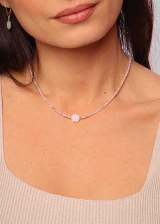 Naszyjnik opal z różą z masy perłowej