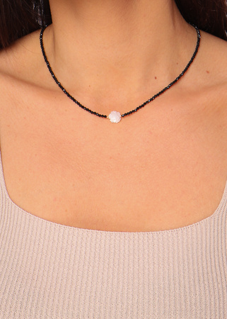 Naszyjnik czarny turmalin z różą z masy perłowej