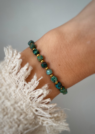 Bransoletka na gumce z turkusów afrykańskich