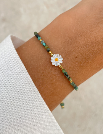 Bransoletka na nici z turkusu z kwiatkiem z masy perłowej  - kreatywność, wyobraźnia, przyjaźń