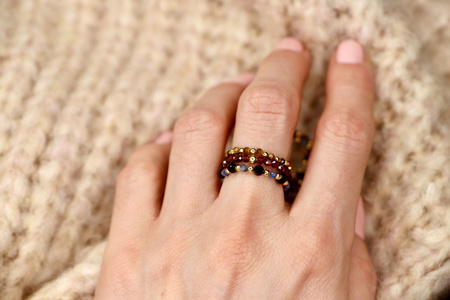Pierścionek elastyczny kamienie naturalne granat