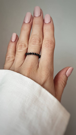 Elastic ring with natural obsidian stones