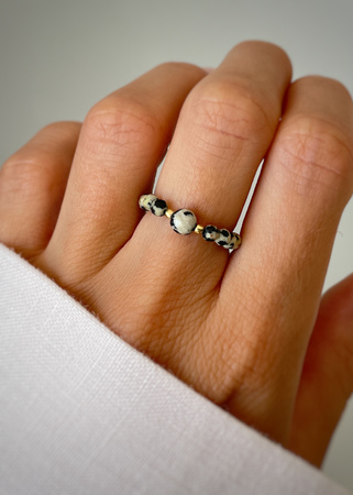 Elastic ring with natural lapis lazuli stones and pearl