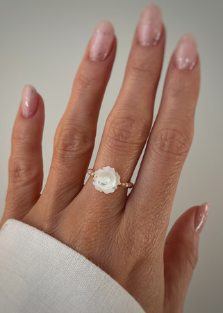 Pierścionek elastyczny cyrkonia szampańska, róża z masy perłowej, dobrobyt, pewność siebie