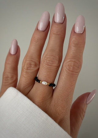 Pierścionek elastyczny czarny turmalin perła naturalna ochrona i dostatek
