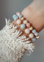 Bracelet on an elastic band with khaki cubic zirconia and natural pearl