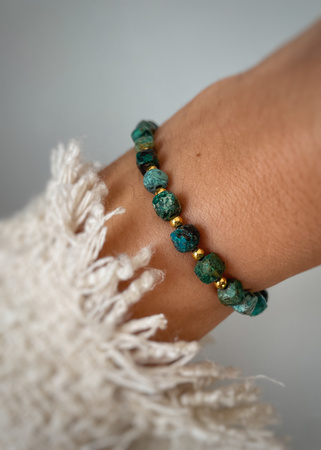 Bransoletka na gumce z turkusów afrykańskich