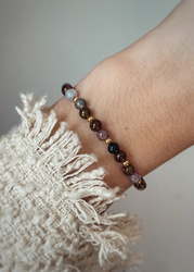 Bracelet on an elastic band with khaki cubic zirconia and natural pearl