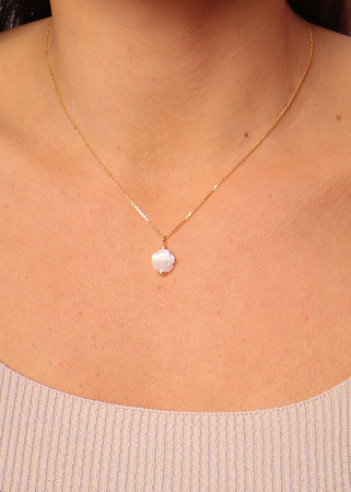 Łańcuszek z zawieszką róża masa perłowa