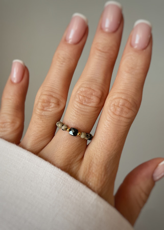 Pierścionek elastyczny czarny turmalin jaspis dalmatyński