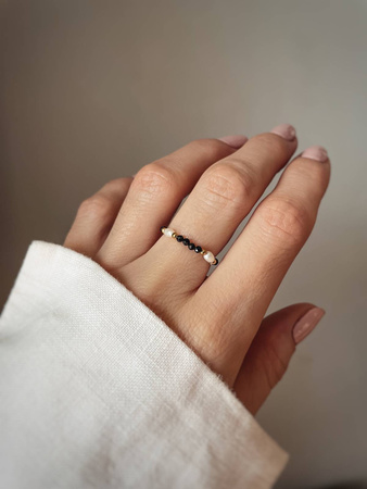 Elastic ring with natural spinel stones and pearls