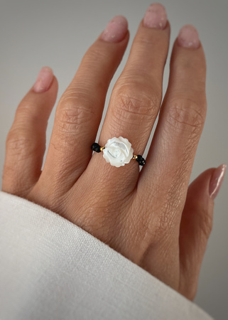 Pierścionek elastyczny czarny turmalin, róża masa perłowa, ochrona