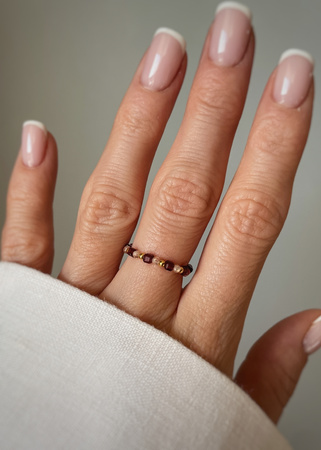 Pierścionek elastyczny granat cyrkonia szampańska