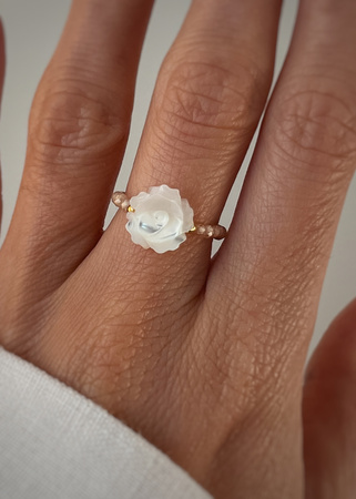 Pierścionek elastyczny cyrkonia szampańska, róża z masy perłowej, dobrobyt, pewność siebie