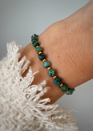 Bransoletka na gumce z turkusów afrykańskich