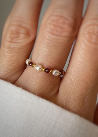 Pierścionek elastyczny granat perła naturalna