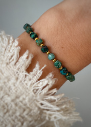 Bracelet on an elastic band with khaki cubic zirconia and natural pearl