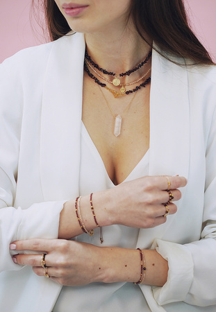 Bransoletka srebrna pozłacana z kamieni naturalnych granat 2 mm