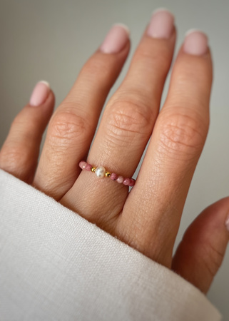 Pierścionek elastyczny rodonit perła naturalna