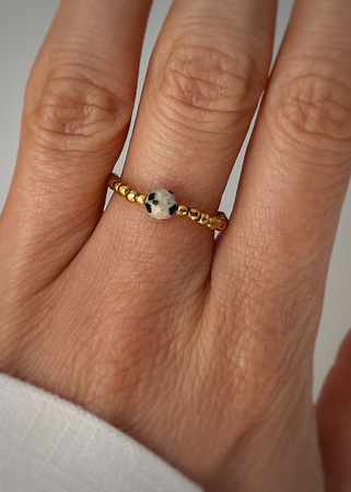 Pierścionek elastyczny hematyt, jaspis dalmatyński - siła, odwaga, ochrona, optymizm, uziemienie