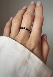 Elastic ring with natural obsidian stones